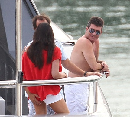 Chông Lauren âu yếm vợ ngay trước mắt bạn thân