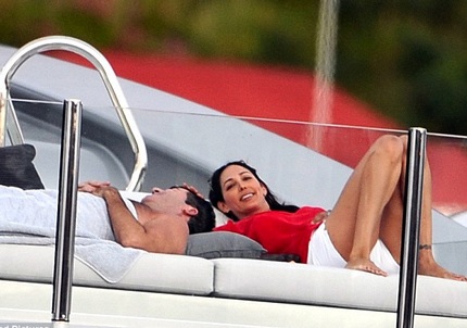 Lauren chẳng ngại đặt tay lên trán của Simon, hai người rất thân thiết