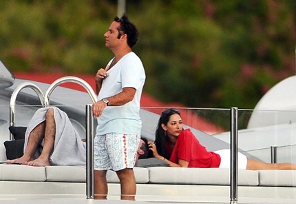 Lauren chẳng ngại có những cử chỉ thân mật với bạn của chồng ngay trước mắt anh