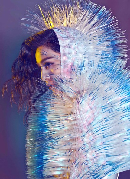 Nàng Bạch Tuyết biến hóa thành một mỹ nhân gợi cảm và nóng bỏng.