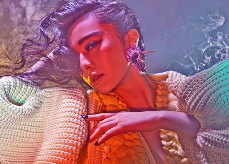 Nàng Bạch Tuyết biến hóa thành một mỹ nhân gợi cảm và nóng bỏng.