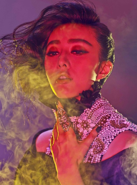 Nàng Bạch Tuyết biến hóa thành một mỹ nhân gợi cảm và nóng bỏng.