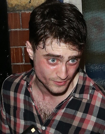 Daniel rời khỏi nhà hát sau buổi diễn muộn tối qua 1/8