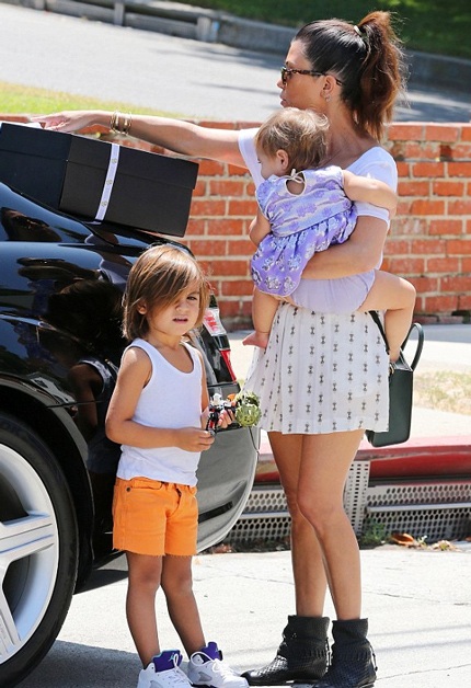 Kourtney cùng hai con, bé trai Mason (3 tuổi) và bé gái 13 tháng tuổi Penelope