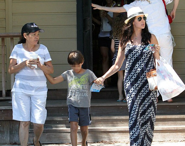 Bất chấp những lời chỉ trích, bạn gái của Simon Cowell khoe bụng bầu - 5 Lauren hiện mang bầu 10 tuần