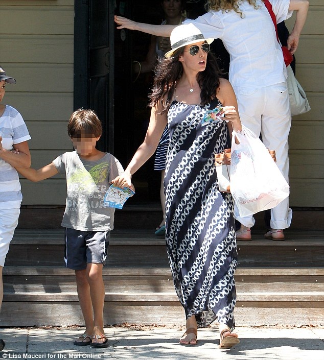 Bất chấp những lời chỉ trích, bạn gái của Simon Cowell khoe bụng bầu - 7 Lauren đang hoàn tất thủ tục ly dị với chồng cũ...