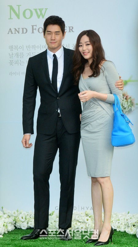 Dàn sao Hàn tới dự đám cưới Lee Byung Hun và Lee Min Jung - 9 Vợ chồng Yoo Ji Tae và Kim Hyo Jin