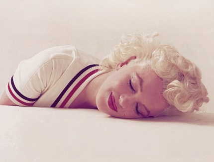Công bố loạt ảnh hiếm về "quả bom sex" Marilyn Monroe - 7 Một bức ảnh của Marilyn Monroe trong trang phục tennis ở Weston, Connecticut thực hiện vào năm 1956