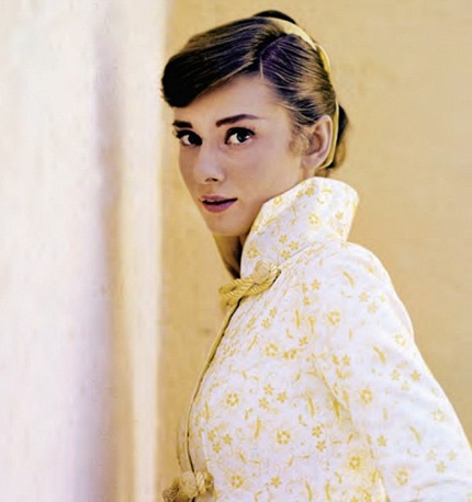 Công bố loạt ảnh hiếm về "quả bom sex" Marilyn Monroe - 9 Audrey Hepburn tại phim trường bộ phim