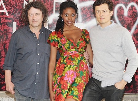 Orlando Bloom và bạn diễn chụp ảnh cùng đạo diễn của vở kịch