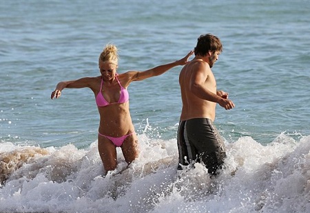“Bom sex” Pamela Anderson khoe thân nóng bỏng trên biển - 2 Pamela và chồng cũ cùng nô đùa dưới nước