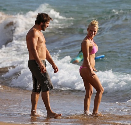 “Bom sex” Pamela Anderson khoe thân nóng bỏng trên biển - 3 Cặp đôi này đã nối lại quan hệ vào tháng 4 vừa rồi sau khi ly dị vào năm 2008