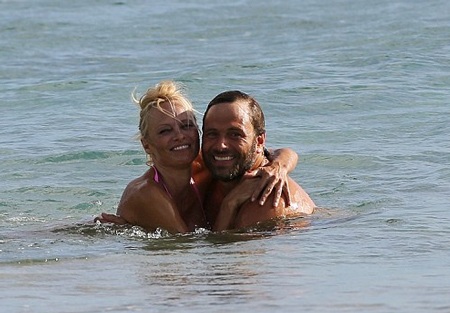 “Bom sex” Pamela Anderson khoe thân nóng bỏng trên biển - 4 Cả hai trông thật hạnh phúc!
