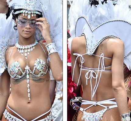 Ngôi sao 25 tuổi diện bikini màu trắng, đi giày thể thao và đội vương miện như một nữ hoàng.