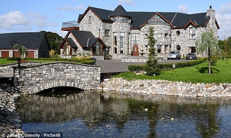 Công việc kinh doanh thua lỗ, Shane mất hết nhà cửa, thậm chí là nhẫn cưới của mình