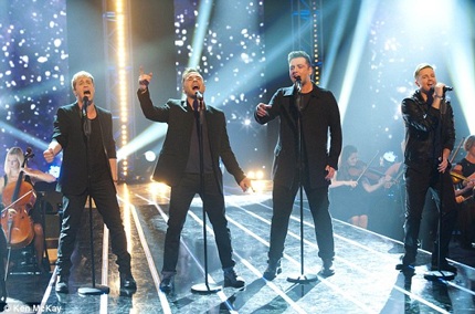 Shane biểu diễn cùng 3 thành viên khác trong nhóm Westlife, nhóm đã tuyên bố chia tay vào năm ngoái