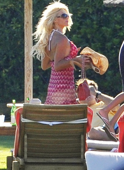 Siêu mẫu lại thay sang bộ trang phục khác.