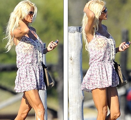 Siêu mẫu lại thay sang bộ trang phục khác.