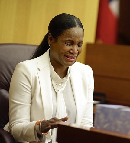 Usher giành quyền chăm sóc hai con sau nhiều năm "tranh cãi" - 1 Vợ cũ của Usher khóc lóc khi có mặt tại tòa