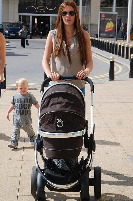 Danielle đẩy con trai mới chào đời hồi cuối tháng 8 vừa rồi dạo phố