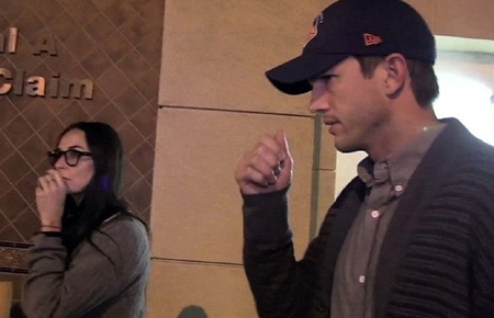 Demi Moore gượng gạo tái ngộ chồng cũ Ashton Kutcher - 1 Demi Moore và chồng trẻ Ashton Kutcher bất ngờ tái ngộ khi đi cùng một chuyến bay.