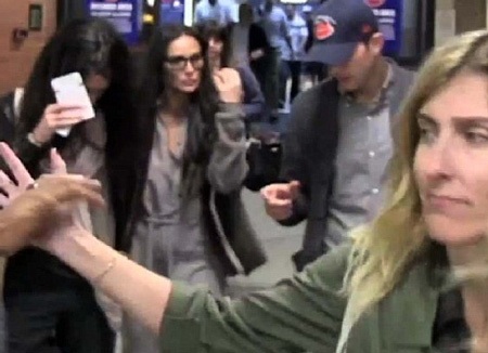 Demi Moore gượng gạo tái ngộ chồng cũ Ashton Kutcher - 2 Cuộc nói chuyện gượng gạo và cố tỏ ra thân thiện của cặp đôi này lọt vào ống kính của giới săn tin.