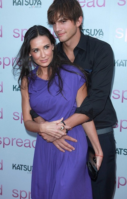 Demi Moore gượng gạo tái ngộ chồng cũ Ashton Kutcher - 3 Ashton và Demi khi còn hạnh phúc