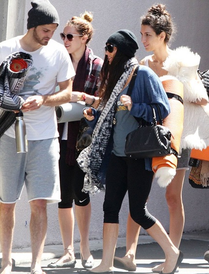 Demi Moore gượng gạo tái ngộ chồng cũ Ashton Kutcher - 5 Demi Moore trở nên gần gũi với các con và bạn bè của các con sau khi chia tay chồng trẻ