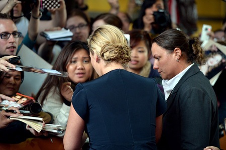 Kate ký tặng người hâm mộ