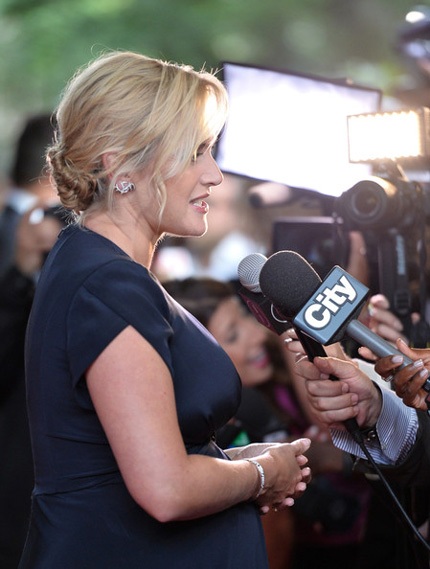 Kate ký tặng người hâm mộ