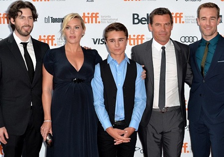 Bà bầu Kate Winslet chụp hình với ê-kíp của bộ phim