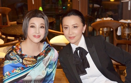 Hai ngôi sao chụp ảnh kỷ niệm cùng nhau