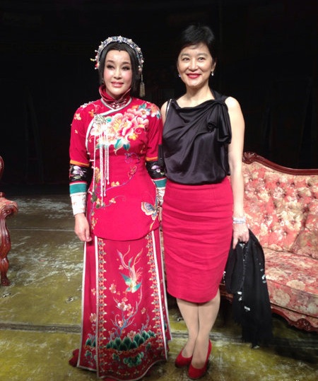 Mỹ nhân một thời của màn ảnh Hồng Kông Lâm Thanh Hà cũng tới chúc mừng đêm diễn của Lưu Hiểu Khánh.