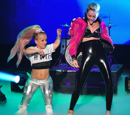 Miley Cyrus tiếp tục hành động gây sốc phản cảm - 8 Cô ca sĩ 20 tuổi tiếp tục có những hình động gây sốc