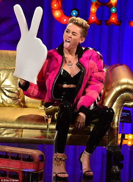 Miley Cyrus tiếp tục hành động gây sốc phản cảm - 3 Miley tiếp tục hành xử phản cảm và gây sốc trong chương trình