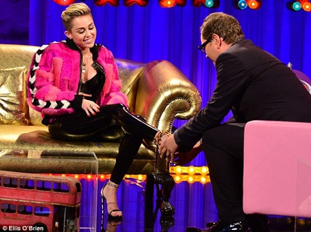 Miley cho biết, cô đang theo đuổi phong cách thời trang gợi cảm để chứng tỏ sự trưởng thành