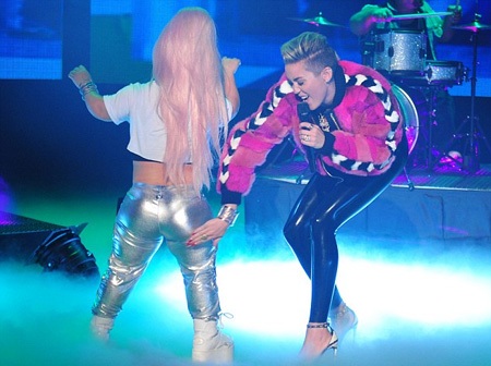 Miley Cyrus tiếp tục hành động gây sốc phản cảm - 9 Cô ca sĩ 20 tuổi tiếp tục có những hình động gây sốc
