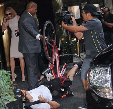 Ngôi sao điện ảnh bỏ vào trong khách sạn và để mặc vệ sĩ giải quyết người thợ săn ảnh