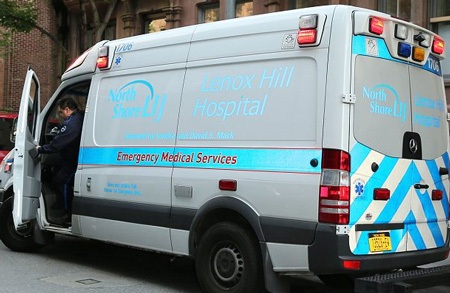 Một chiếc xe cấp cứu nhanh chóng có mặt tại hiện trường ngay sau vụ va chạm.