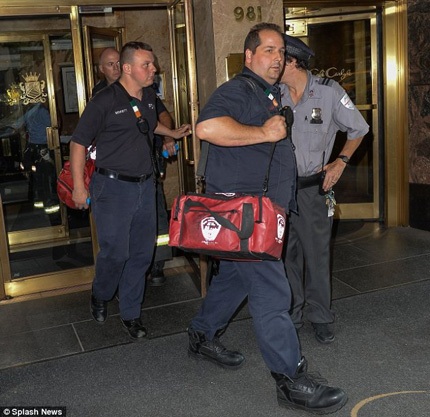 Một chiếc xe cấp cứu nhanh chóng có mặt tại hiện trường ngay sau vụ va chạm.