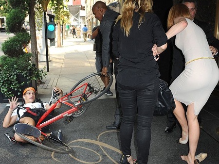 Nicole cố thử kiểm tra những vết thương trên đôi chân của cô khi gặng đứng dậy.