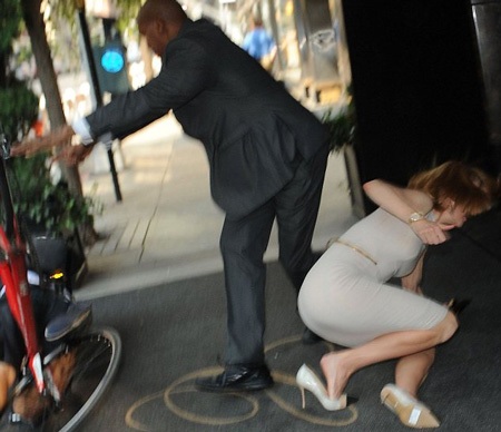 Vụ tai nạn xảy ra ngay trước cửa khách sạn nơi Nicole nghỉ ngơi tại