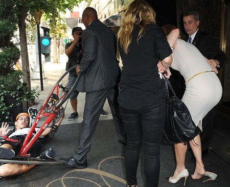 Vụ tai nạn xảy ra ngay trước cửa khách sạn nơi Nicole nghỉ ngơi tại