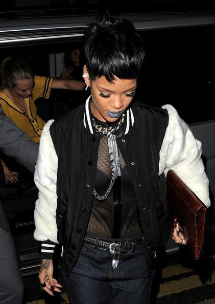 Rời khỏi buổi khai trương, Rihanna đi chơi và tụ tập tại một hộp đêm cùng siêu mẫu Cara.