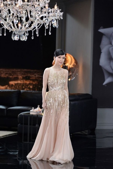 Châu Huệ Mẫn được chăm chút trước buổi chụp hình