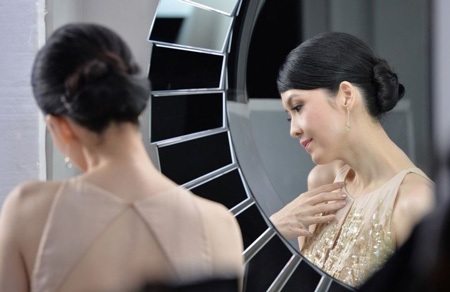 Châu Huệ Mẫn được chăm chút trước buổi chụp hình