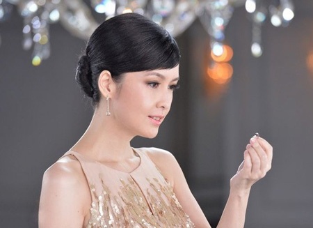 Châu Huệ Mẫn hào hứng xem lại những bức hình cô đã chụp trong ngày