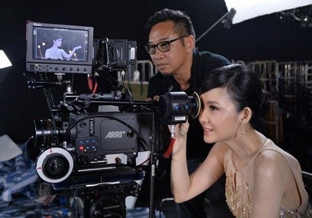 Châu Huệ Mẫn hào hứng xem lại những bức hình cô đã chụp trong ngày