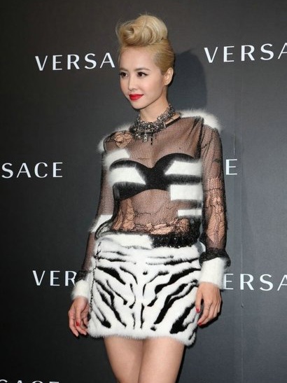 Chiếc váy xuyên thấu lạ mắt cũng rất thích hợp với phong cách cá tính của Thái Y Lâm.