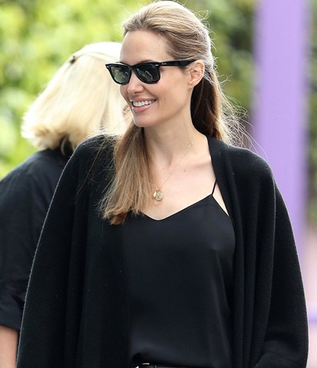 Ngôi sao điện ảnh Angelina Jolie rạng ngời trên phố khi đưa hai cô con gái đi chơi.
